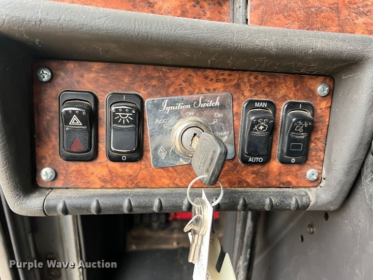 image for item JU9746 2005 Kenworth W900  semi truck