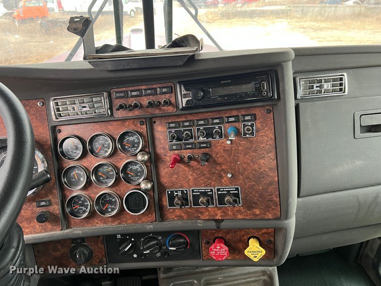 image for item JU9746 2005 Kenworth W900  semi truck