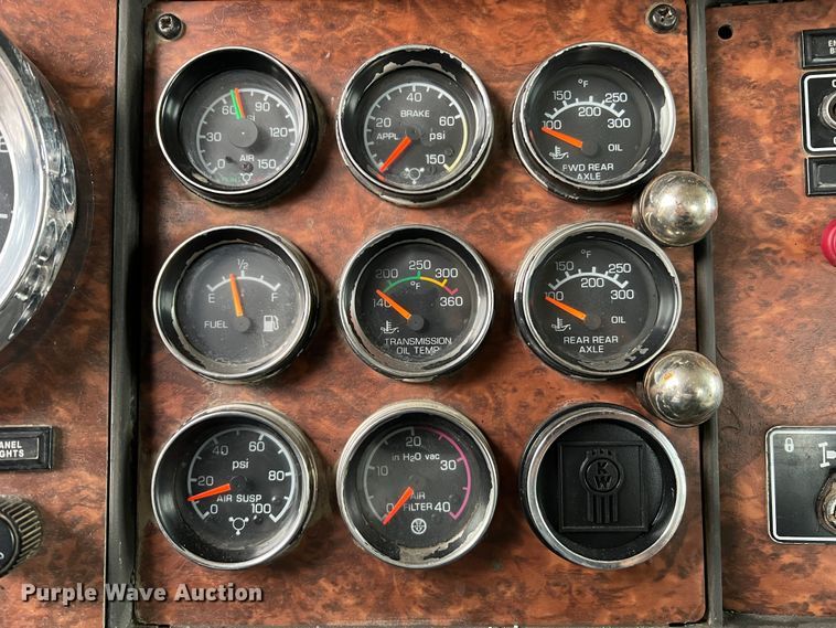 image for item JU9746 2005 Kenworth W900  semi truck