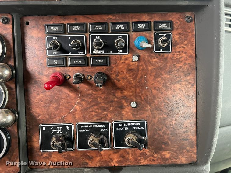 image for item JU9746 2005 Kenworth W900  semi truck