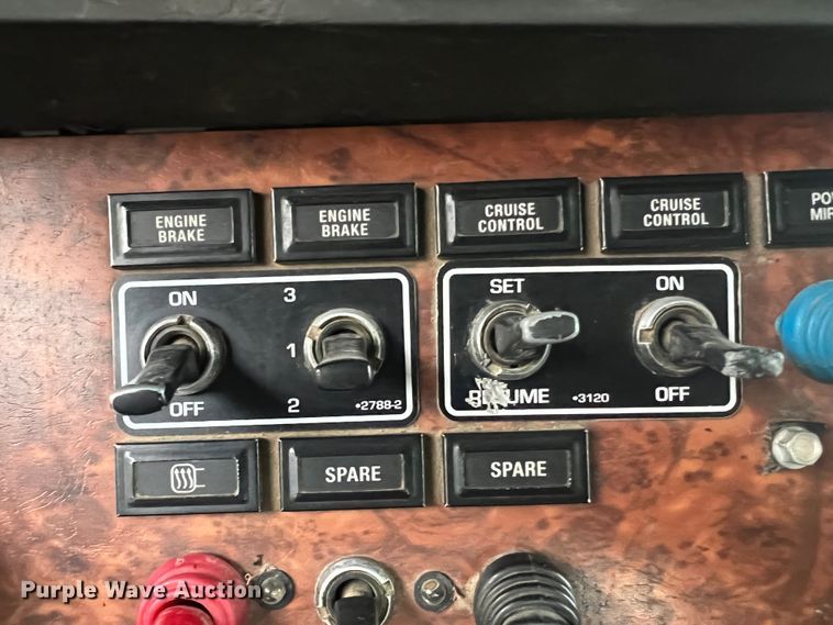 image for item JU9746 2005 Kenworth W900  semi truck