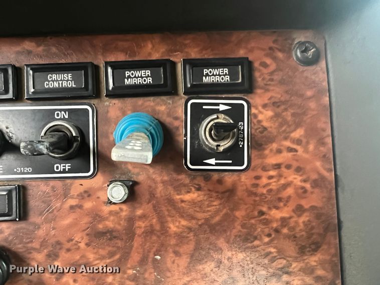 image for item JU9746 2005 Kenworth W900  semi truck