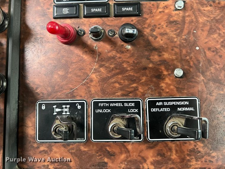 image for item JU9746 2005 Kenworth W900  semi truck