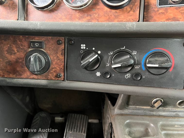 image for item JU9746 2005 Kenworth W900  semi truck