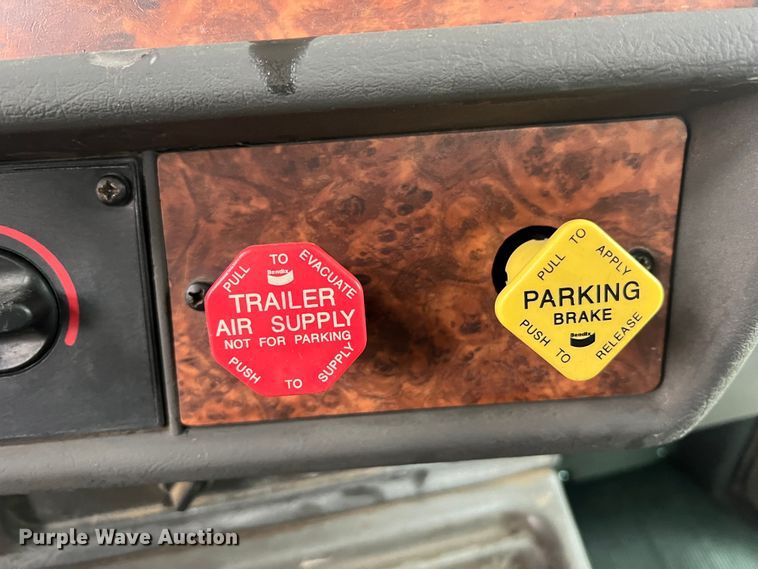 image for item JU9746 2005 Kenworth W900  semi truck