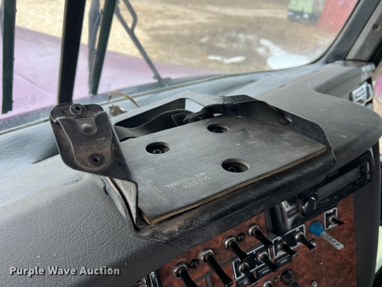 image for item JU9746 2005 Kenworth W900  semi truck