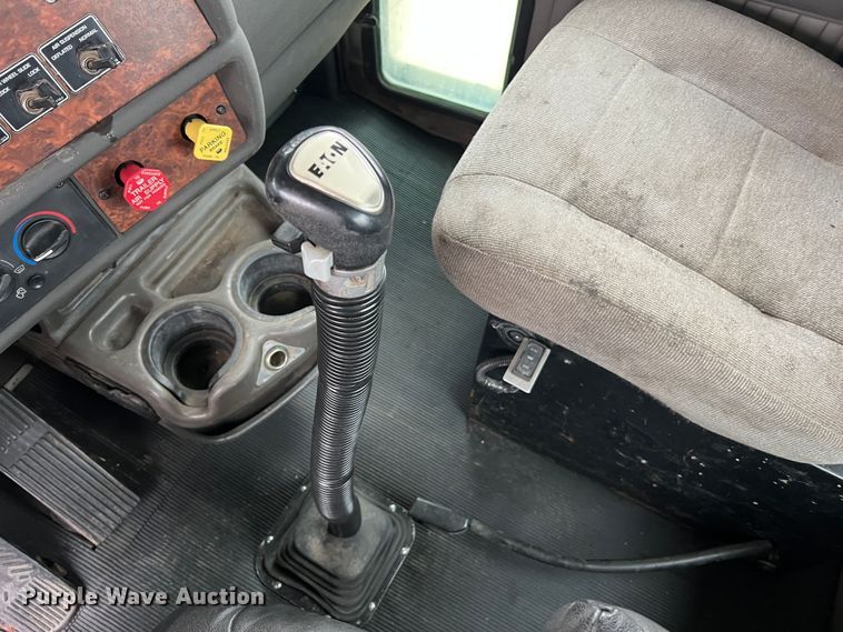 image for item JU9746 2005 Kenworth W900  semi truck