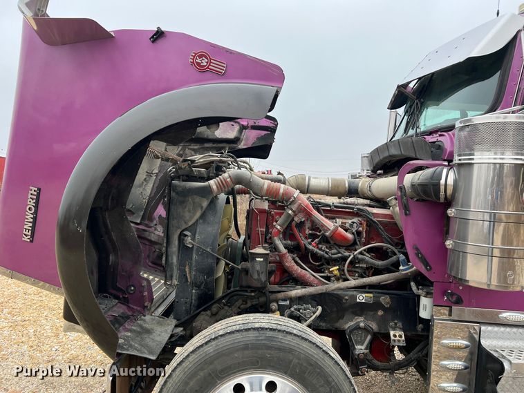 image for item JU9746 2005 Kenworth W900  semi truck