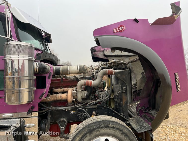 image for item JU9746 2005 Kenworth W900  semi truck