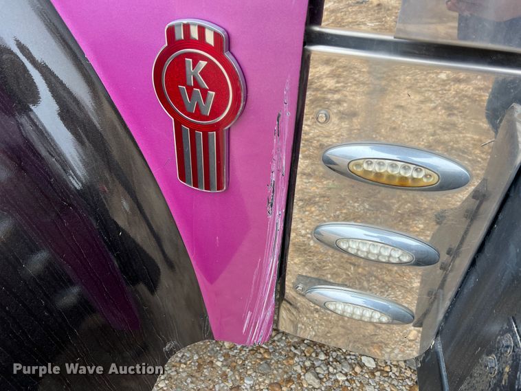 image for item JU9746 2005 Kenworth W900  semi truck