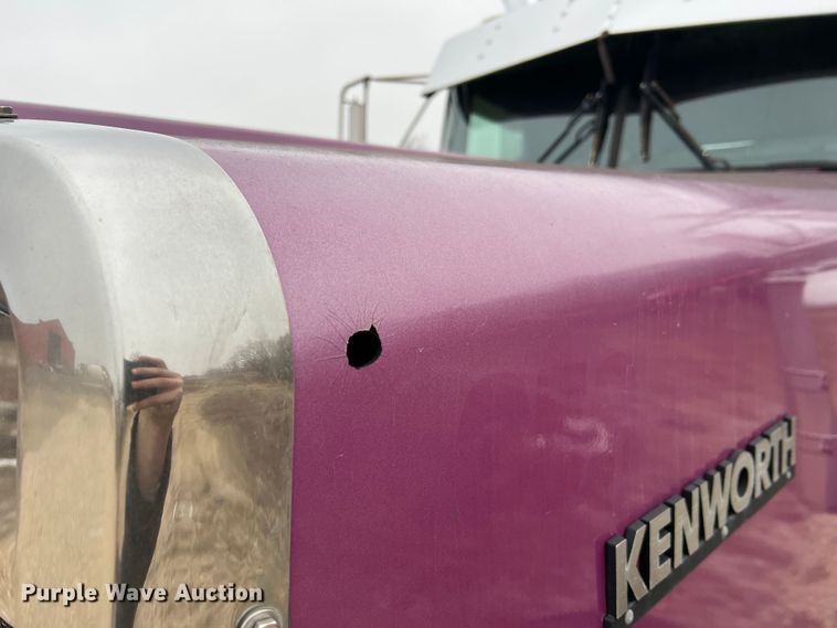 image for item JU9746 2005 Kenworth W900  semi truck