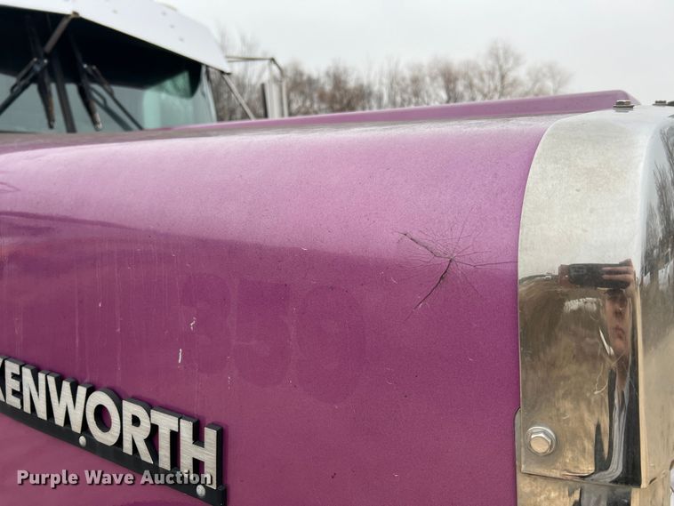 image for item JU9746 2005 Kenworth W900  semi truck