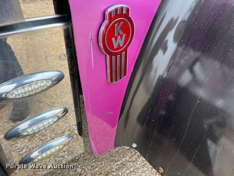 image for item JU9746 2005 Kenworth W900  semi truck