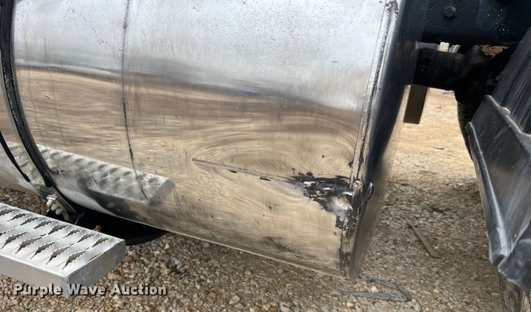 image for item JU9746 2005 Kenworth W900  semi truck