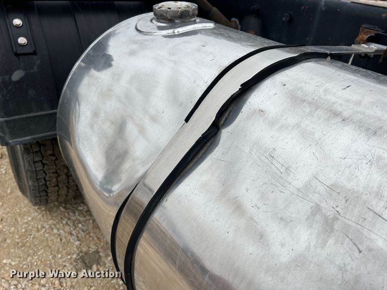 image for item JU9746 2005 Kenworth W900  semi truck