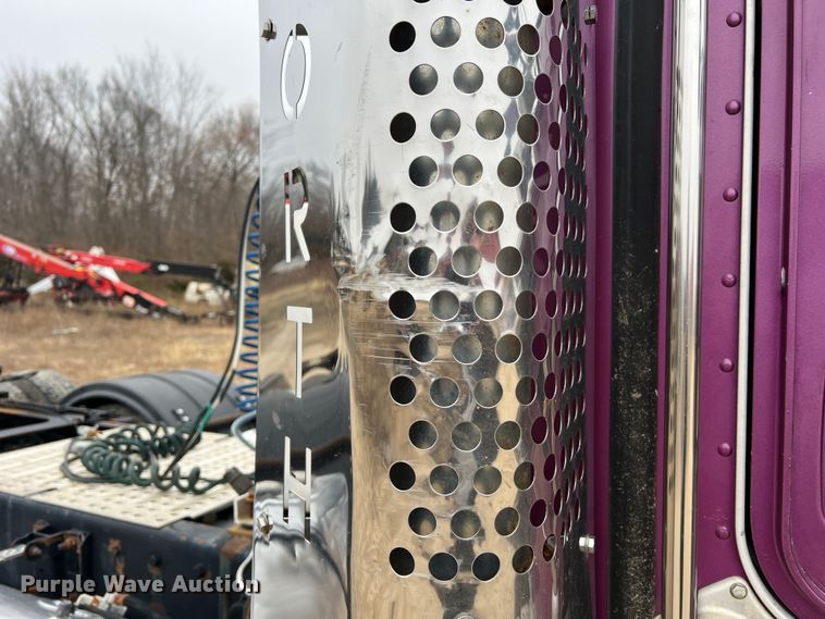 image for item JU9746 2005 Kenworth W900  semi truck