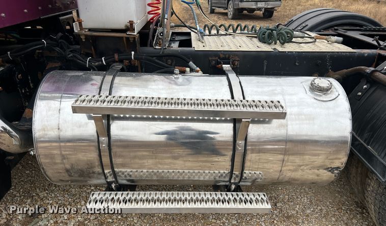 image for item JU9746 2005 Kenworth W900  semi truck