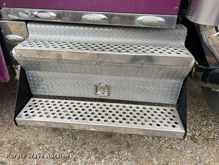 image for item JU9746 2005 Kenworth W900  semi truck