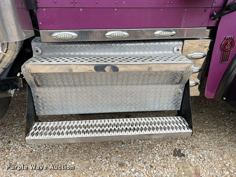 image for item JU9746 2005 Kenworth W900  semi truck