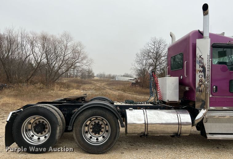 image for item JU9746 2005 Kenworth W900  semi truck