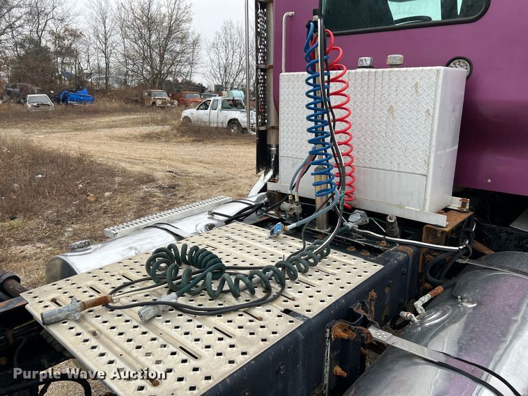 image for item JU9746 2005 Kenworth W900  semi truck