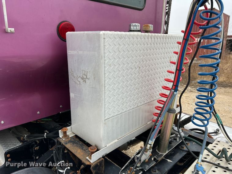 image for item JU9746 2005 Kenworth W900  semi truck