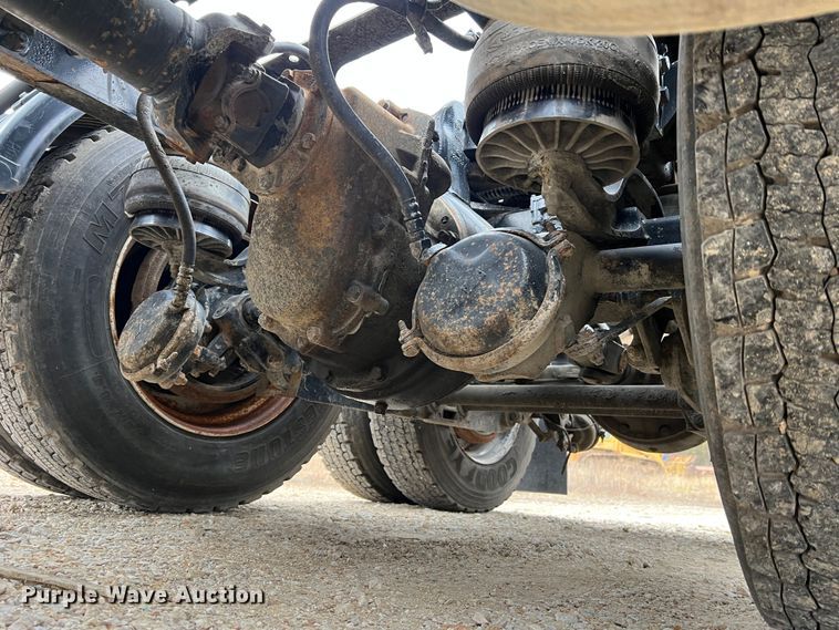 image for item JU9746 2005 Kenworth W900  semi truck