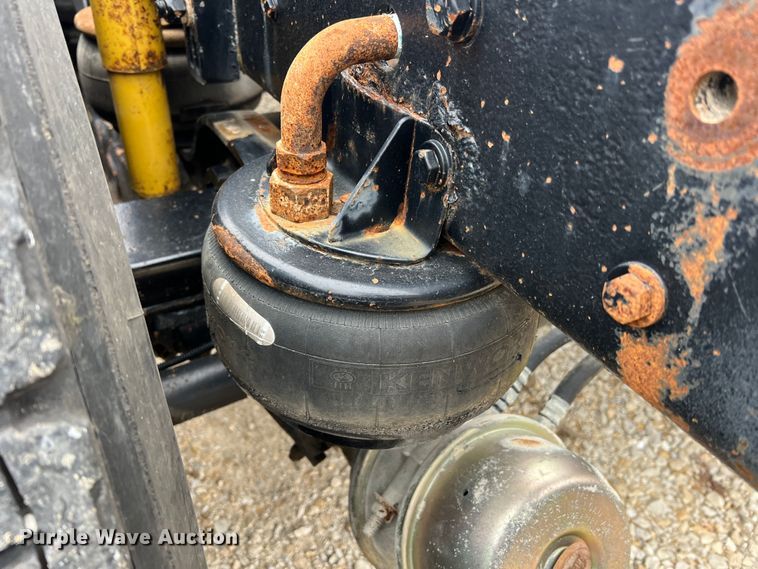 image for item JU9746 2005 Kenworth W900  semi truck