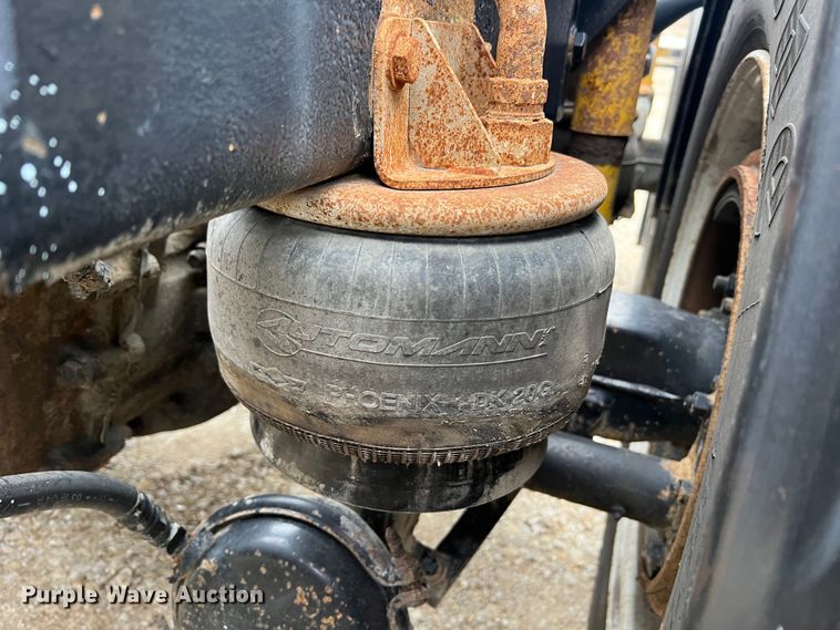 image for item JU9746 2005 Kenworth W900  semi truck