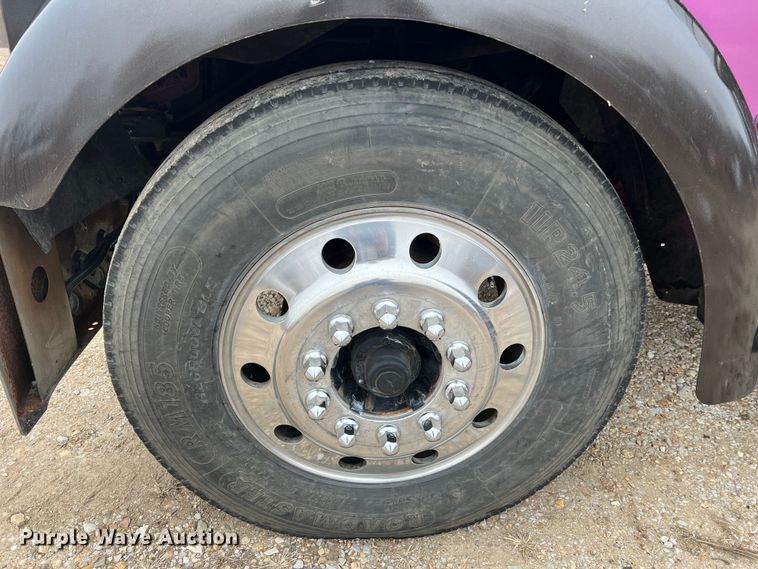 image for item JU9746 2005 Kenworth W900  semi truck