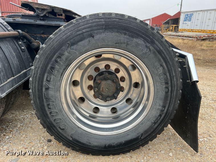 image for item JU9746 2005 Kenworth W900  semi truck