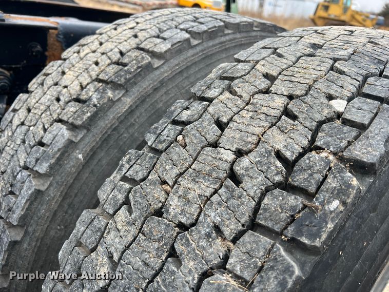 image for item JU9746 2005 Kenworth W900  semi truck