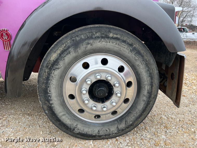 image for item JU9746 2005 Kenworth W900  semi truck