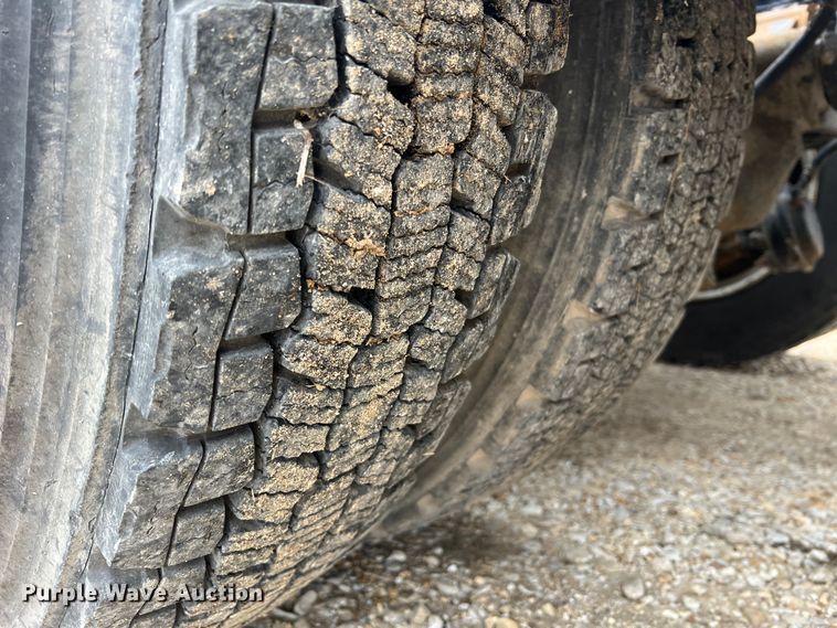 image for item JU9746 2005 Kenworth W900  semi truck