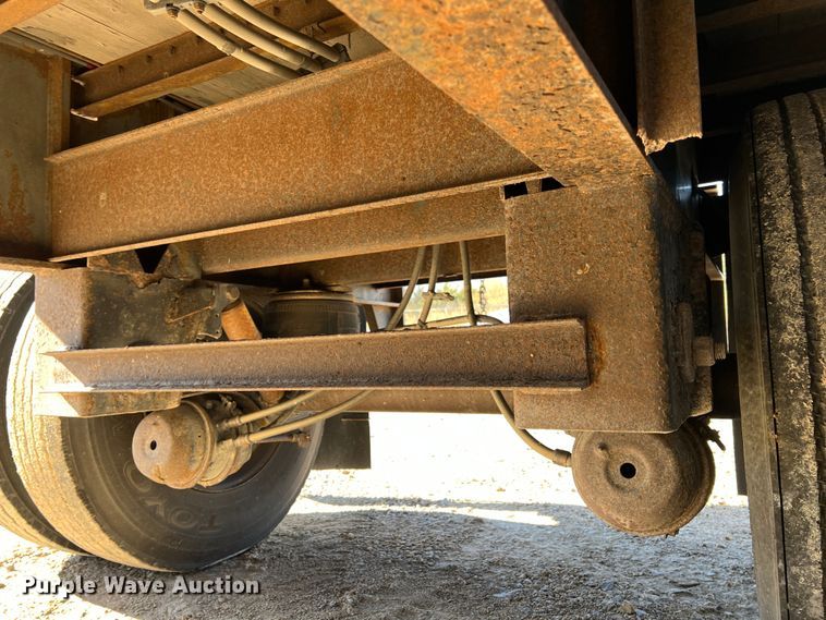 image for item JV9469 2001 Utility Trailers  dry van trailer