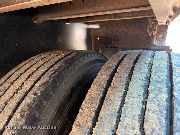 image for item JV9469 2001 Utility Trailers  dry van trailer