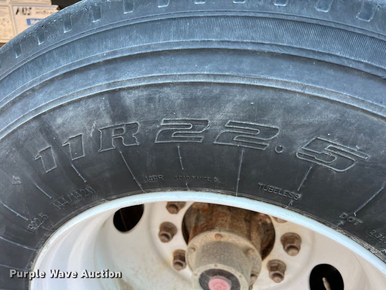 image for item JV9469 2001 Utility Trailers  dry van trailer