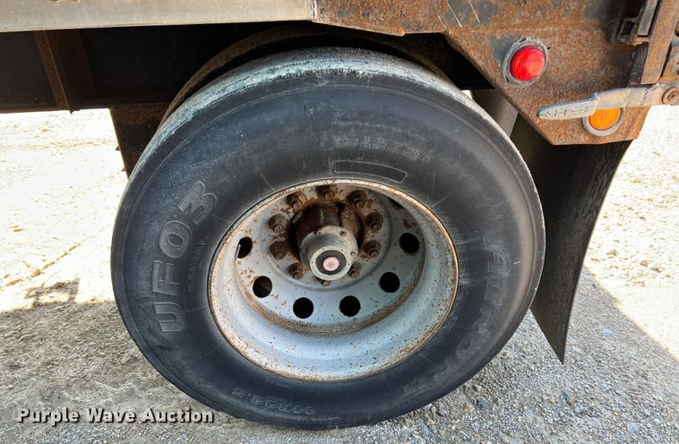 image for item JV9469 2001 Utility Trailers  dry van trailer