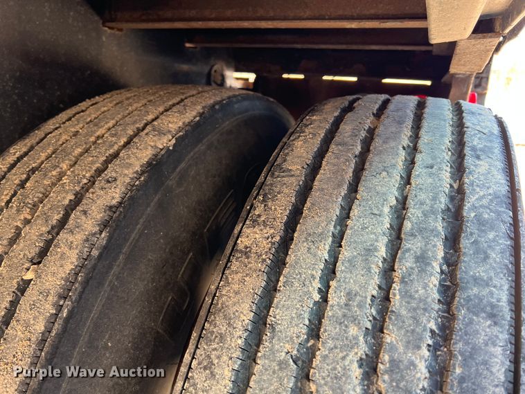 image for item JV9469 2001 Utility Trailers  dry van trailer