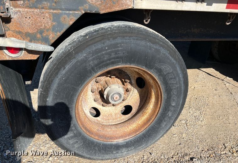 image for item JV9469 2001 Utility Trailers  dry van trailer