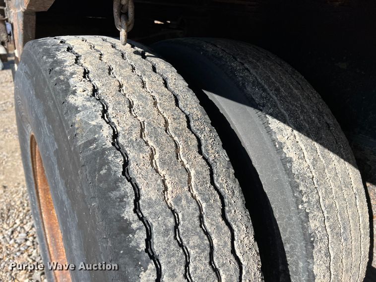 image for item JV9469 2001 Utility Trailers  dry van trailer