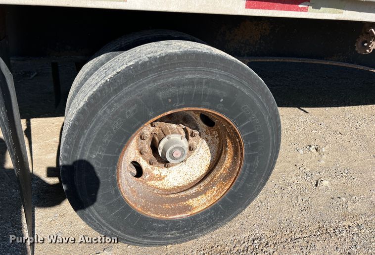 image for item JV9469 2001 Utility Trailers  dry van trailer