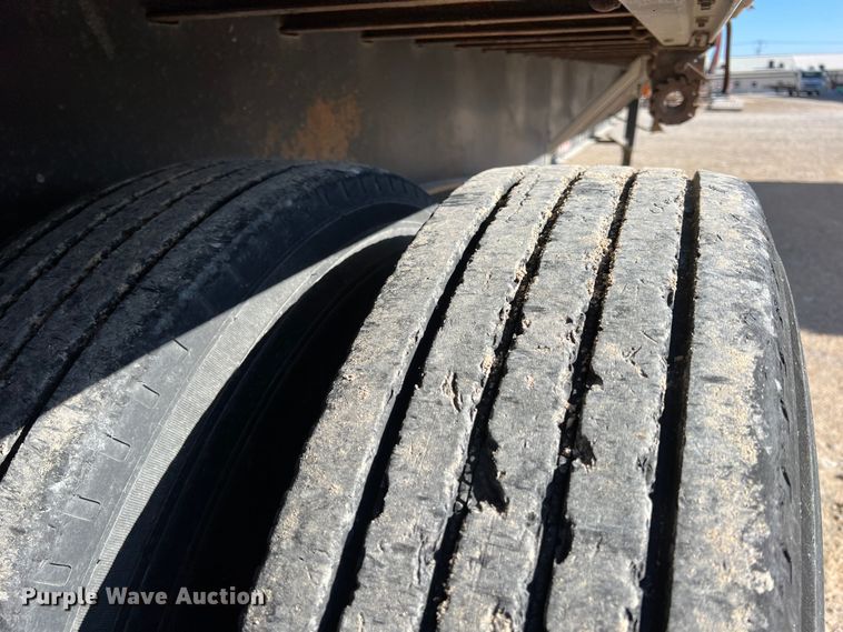 image for item JV9469 2001 Utility Trailers  dry van trailer