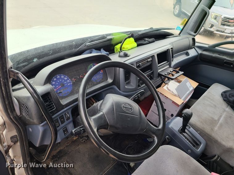 image for item JW9879 2007 Hino 268  box truck