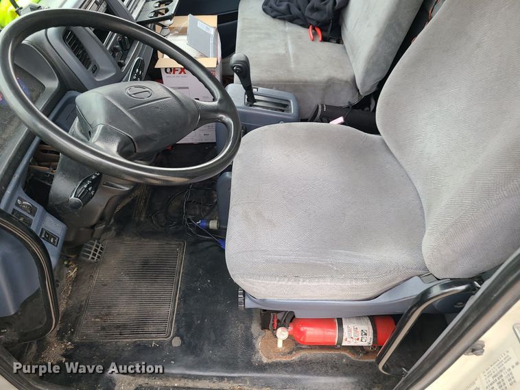 image for item JW9879 2007 Hino 268  box truck