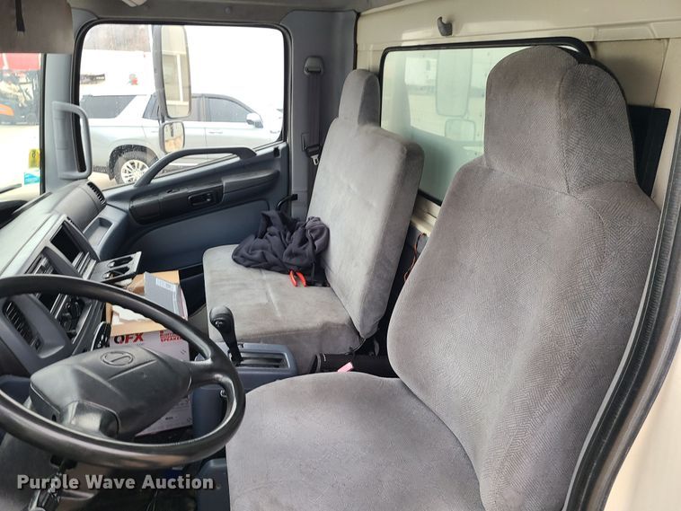 image for item JW9879 2007 Hino 268  box truck