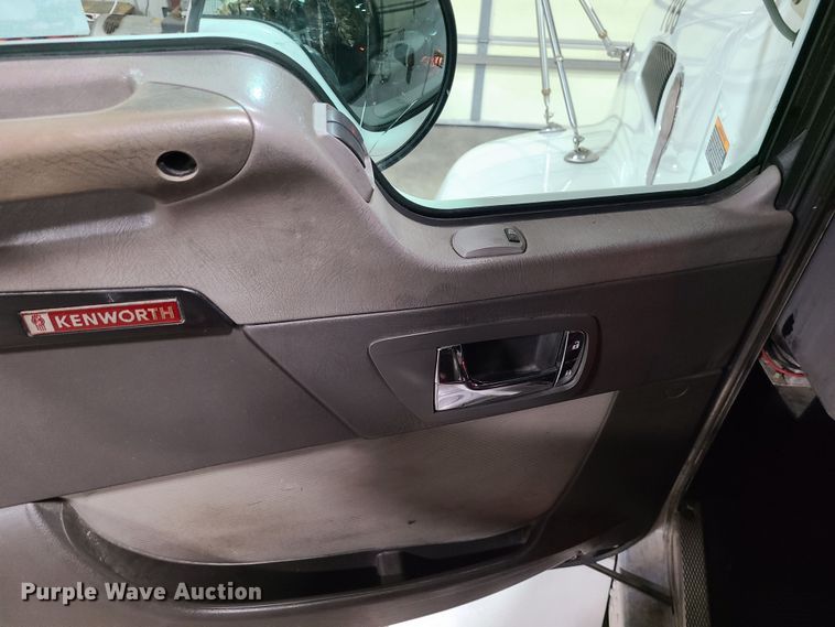 image for item JW9880 2009 Kenworth T370  box truck