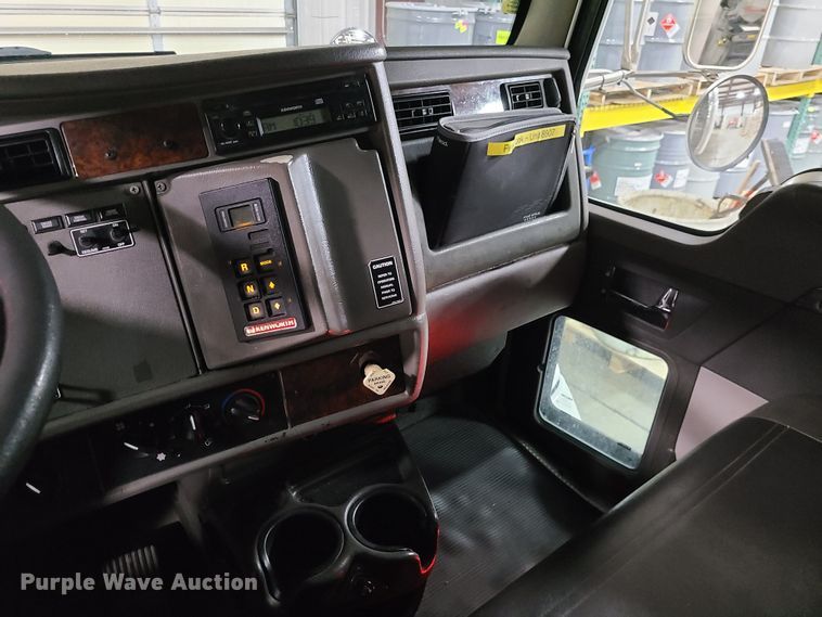 image for item JW9880 2009 Kenworth T370  box truck