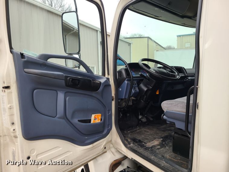 image for item JW9881 2007 Hino 268  box truck