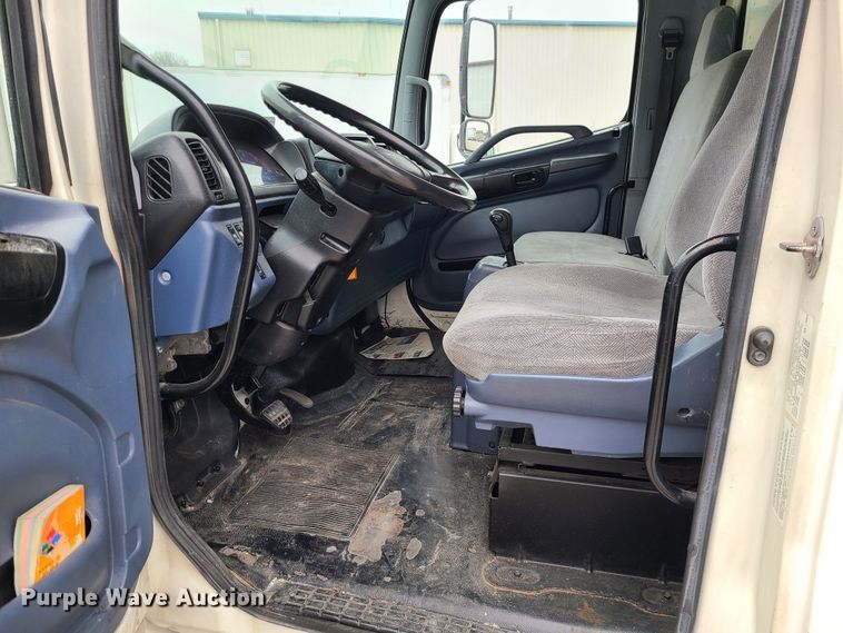 image for item JW9881 2007 Hino 268  box truck